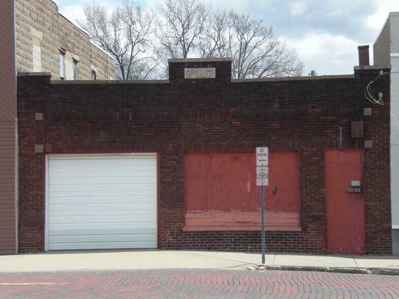 More Photos Of 113 S Washington St, Carbondale Flex For Sale
