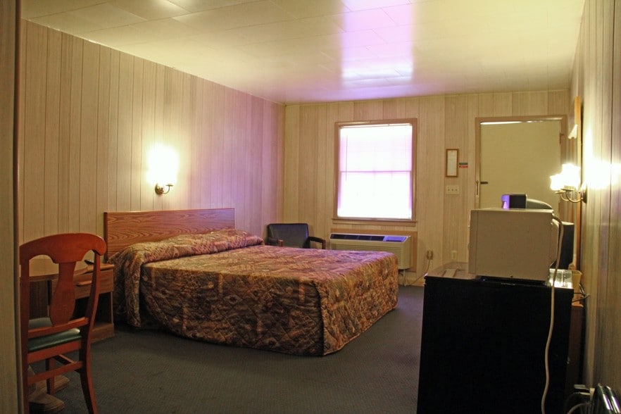 More Photos Of 10232 Orby Cantrell Hwy, Pound Hotel For Sale