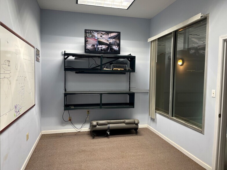 More Photos Of 653 Lakeway Dr, Russell Springs Showroom For Sale