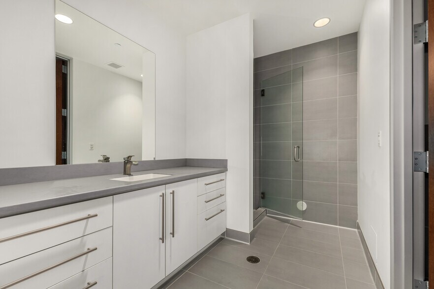 More Photos Of 450 N 54th St, Chandler Distribution For Lease