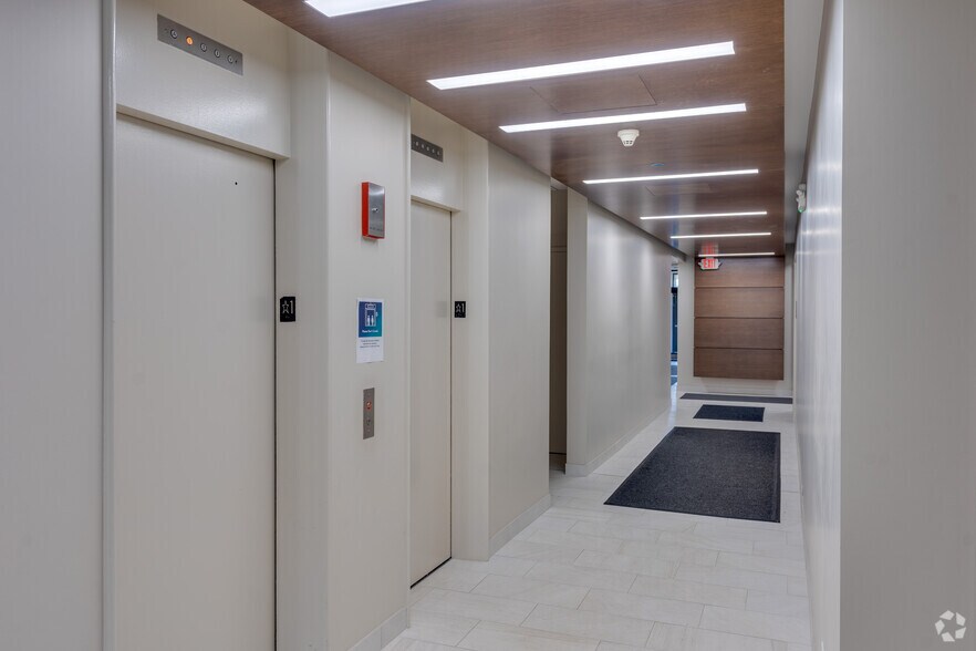 More Photos Of 823 Commerce Dr, Oak Brook Office For Lease