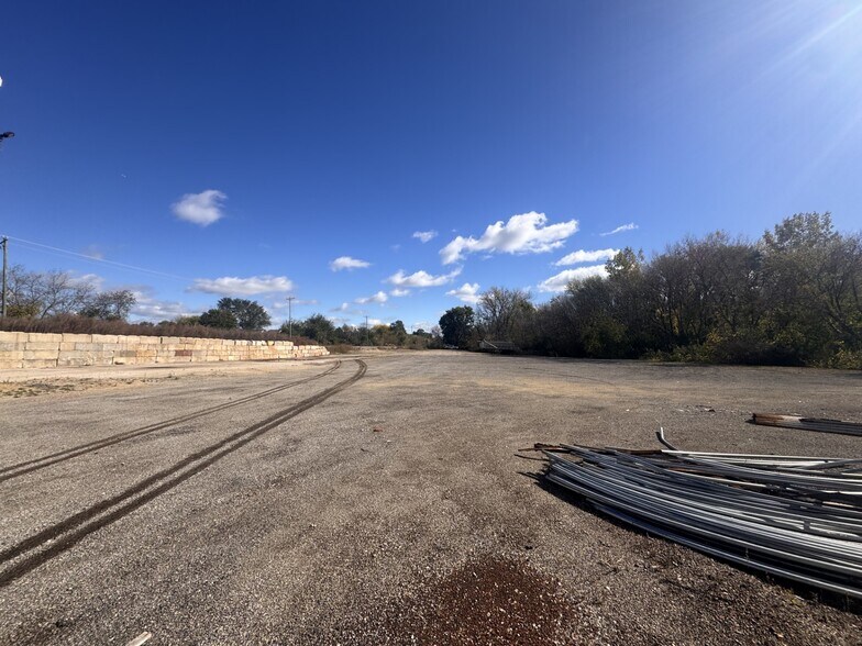 More Photos Of 31W377 Spaulding Rd, Elgin Warehouse For Lease