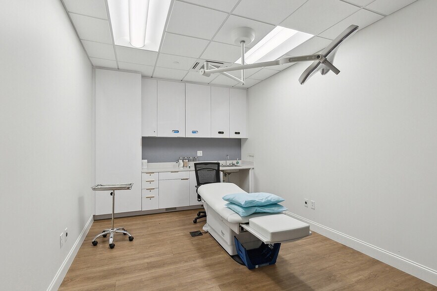 More Photos Of 3908 Veterans Memorial Blvd, Metairie General Retail For Sale