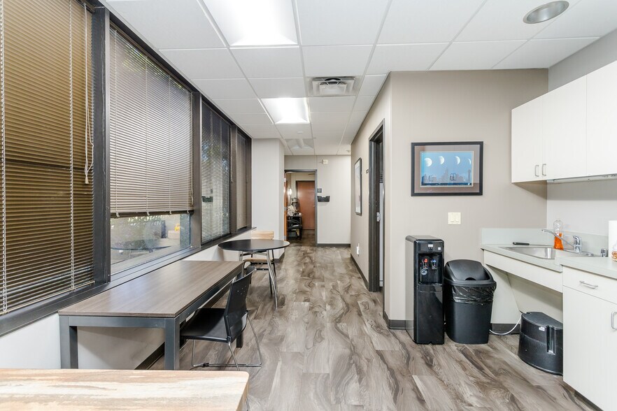 More Photos Of 5477 Glen Lakes Dr, Dallas Medical For Lease