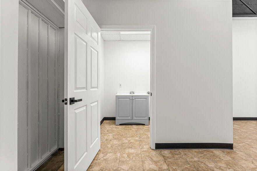 More Photos Of 10433 W McNichols Rd, Detroit Storefront Retail Office For Lease