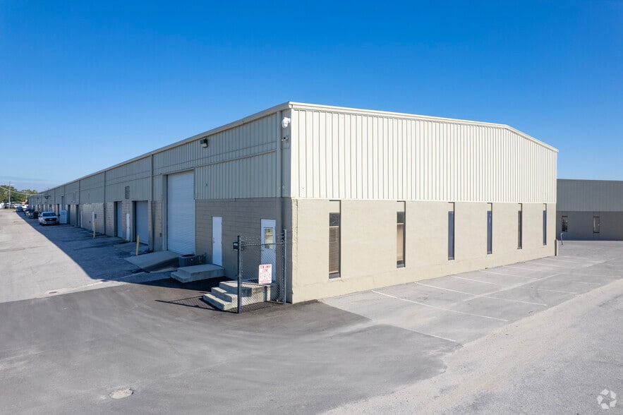 More Photos Of 5112-5144 Le Tourneau Cir, Tampa Warehouse For Lease