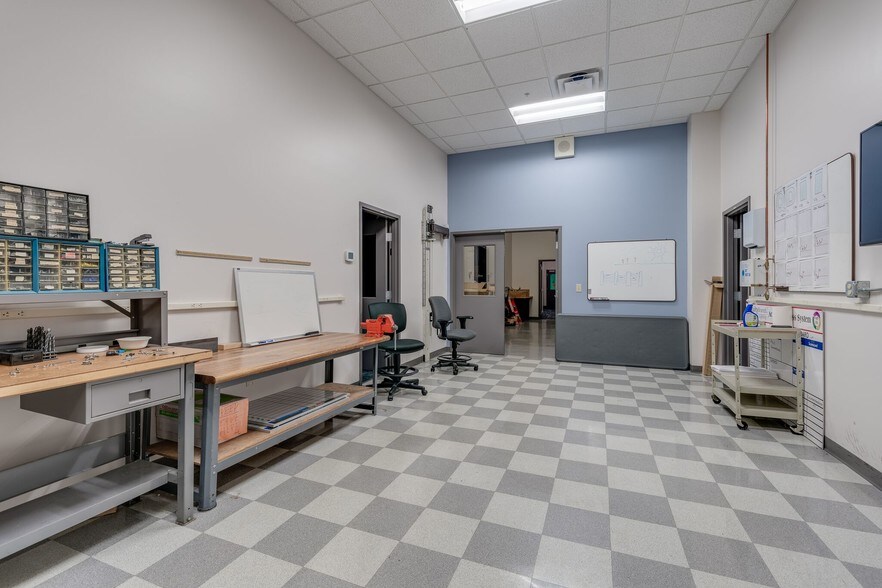 More Photos Of 3825 Columbus Rd, Granville Business Park For Lease