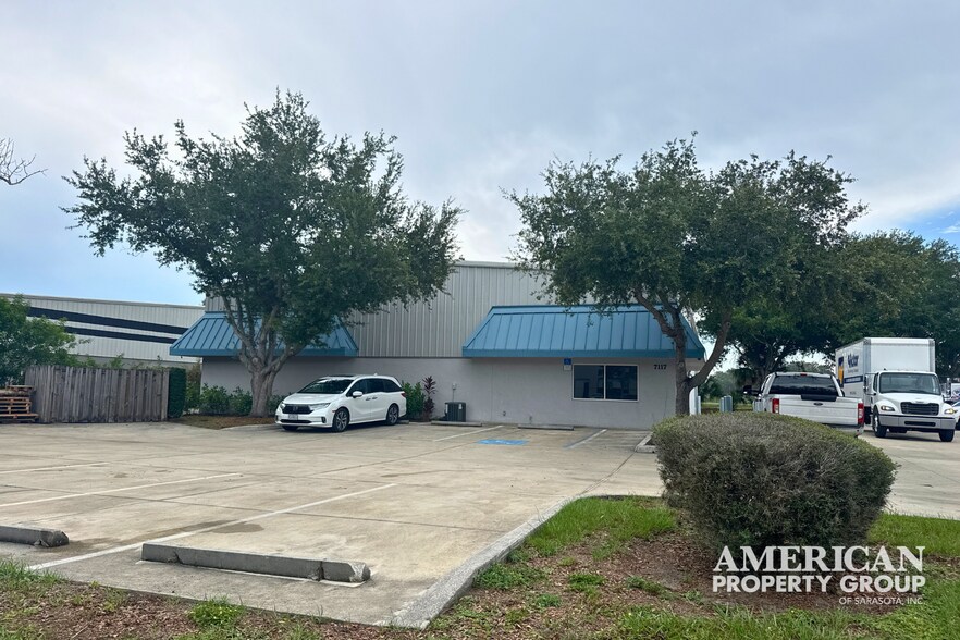 More Photos Of 7117 24th Ct E, Sarasota Warehouse For Lease