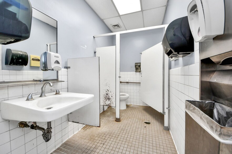 More Photos Of 10814 Woodedge Dr, Houston Warehouse For Sale