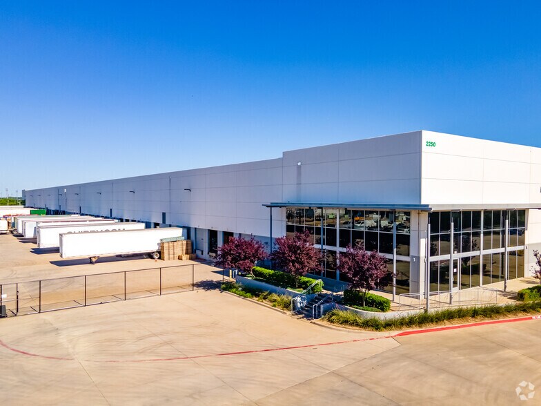 More Photos Of 2250 Lion Country Pky, Grand Prairie Distribution For Lease