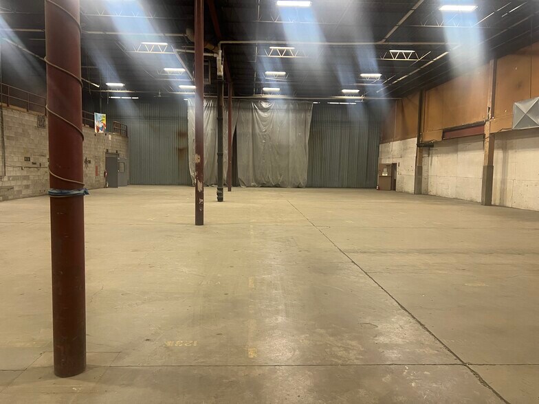 More Photos Of 1020-1060 Saw Mill Run Blvd W, Pittsburgh Warehouse For Lease