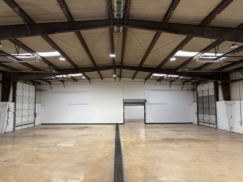 More Photos Of 1720 Riverside Dr, Fort Worth Warehouse For Lease