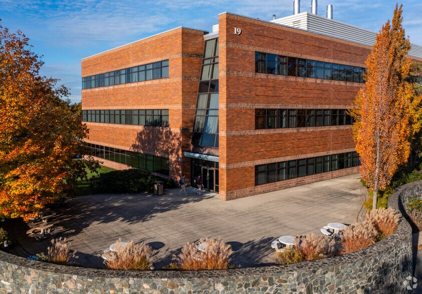 More Photos Of 19 Presidential Way, Woburn Research And Development For Lease
