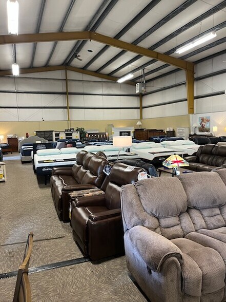 More Photos Of 29879 OR-34, Albany Showroom For Sale