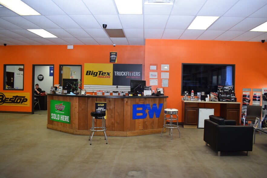 More Photos Of 1039 N Loop 12 Blvd, Irving Light Manufacturing For Sale