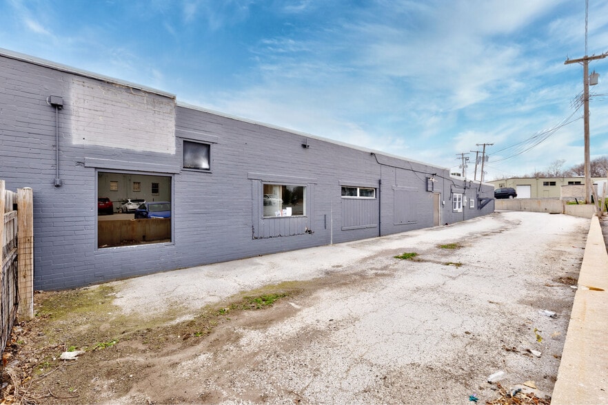 More Photos Of 5918 Broadmoor St, Mission Freestanding For Lease