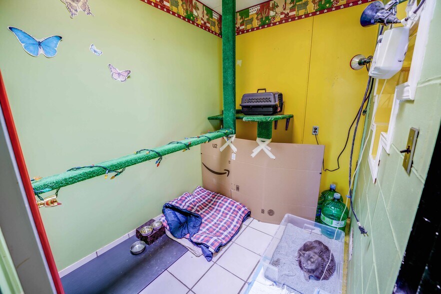 More Photos Of 475 Enfield Rd, Burlington Veterinarian Kennel For Sale