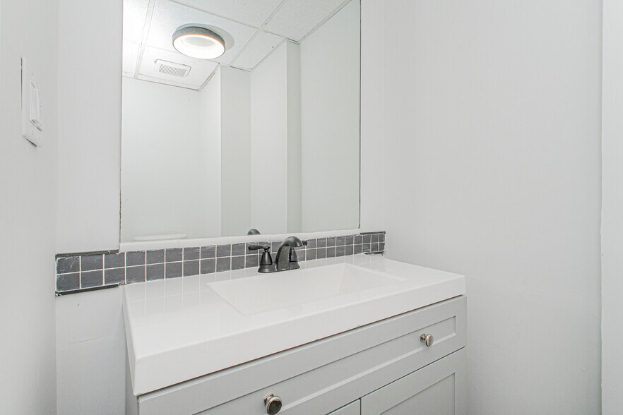 More Photos Of 56 Seguine Ave, Staten Island Storefront Retail Office For Lease