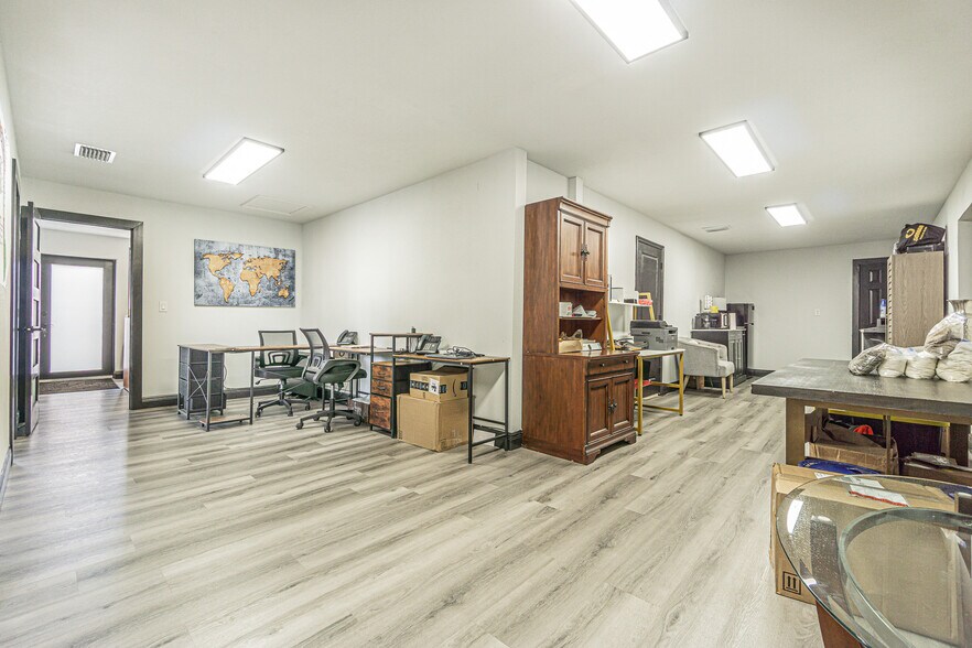 More Photos Of 6911 Gibsonton Dr, Gibsonton Warehouse For Lease
