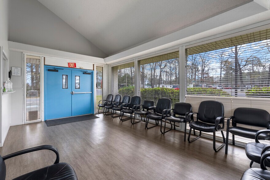 More Photos Of 9100 Geyer Springs Rd, Little Rock Office For Sale