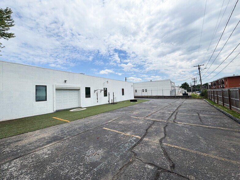 More Photos Of 2053 S Waverly Ave, Springfield Office For Sale