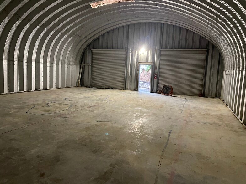 More Photos Of 3543 Pelham Pky, Pelham Showroom For Lease