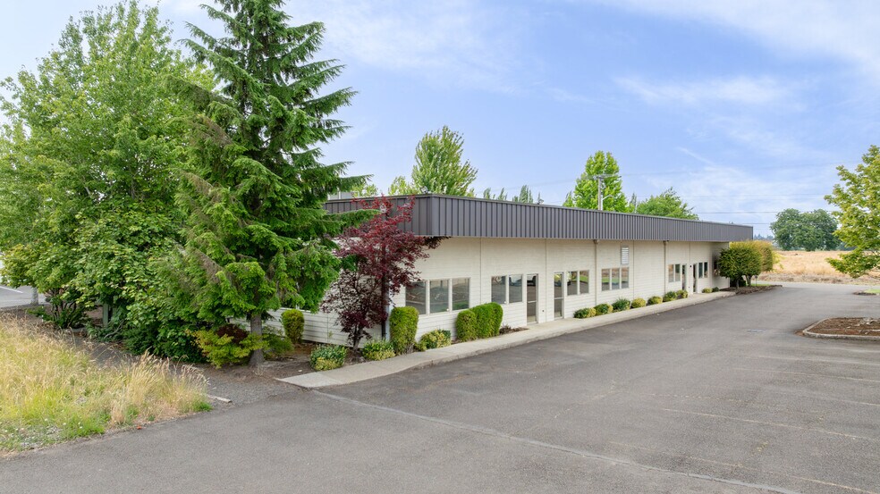 Primary Photo Of 3200 NE Rivergate St, Mcminnville Service For Sale