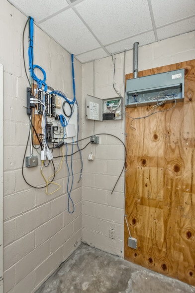 More Photos Of 46 Aston St, Asheville Light Manufacturing For Lease