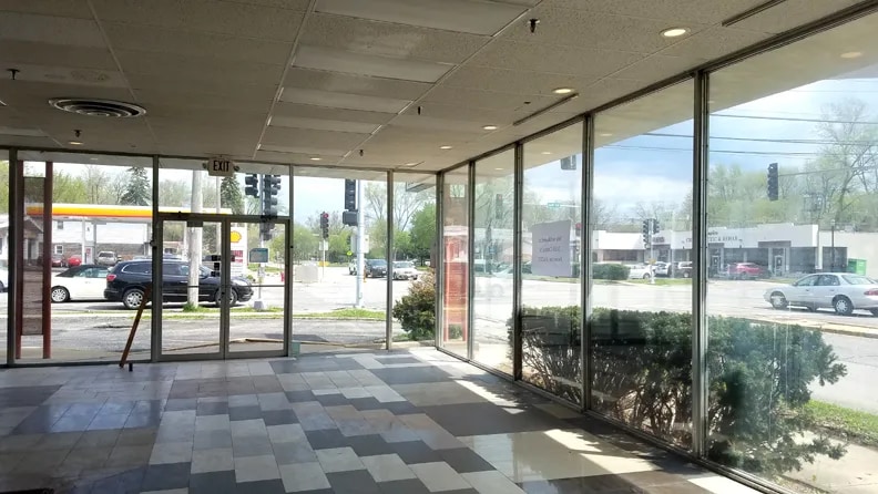 More Photos Of 4001-4007 Golf Rd, Skokie Storefront For Lease