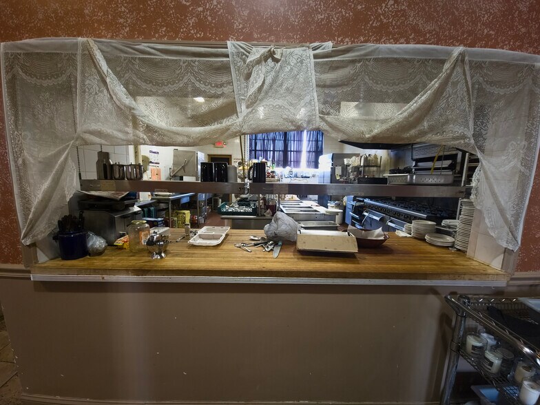 More Photos Of 15 Berkley Rd, Barnesville Restaurant For Sale