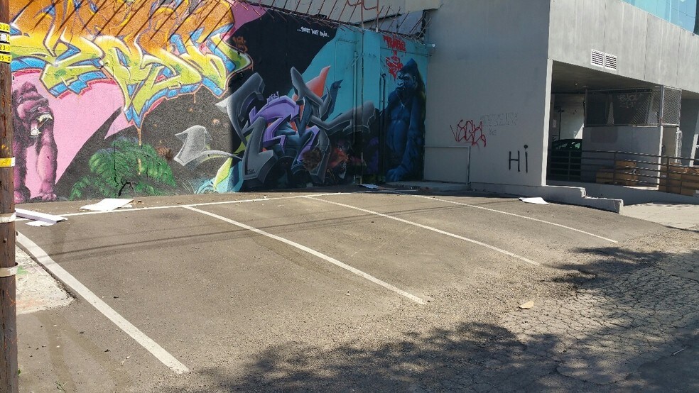 More Photos Of 7660 Melrose Ave, Los Angeles Storefront For Lease