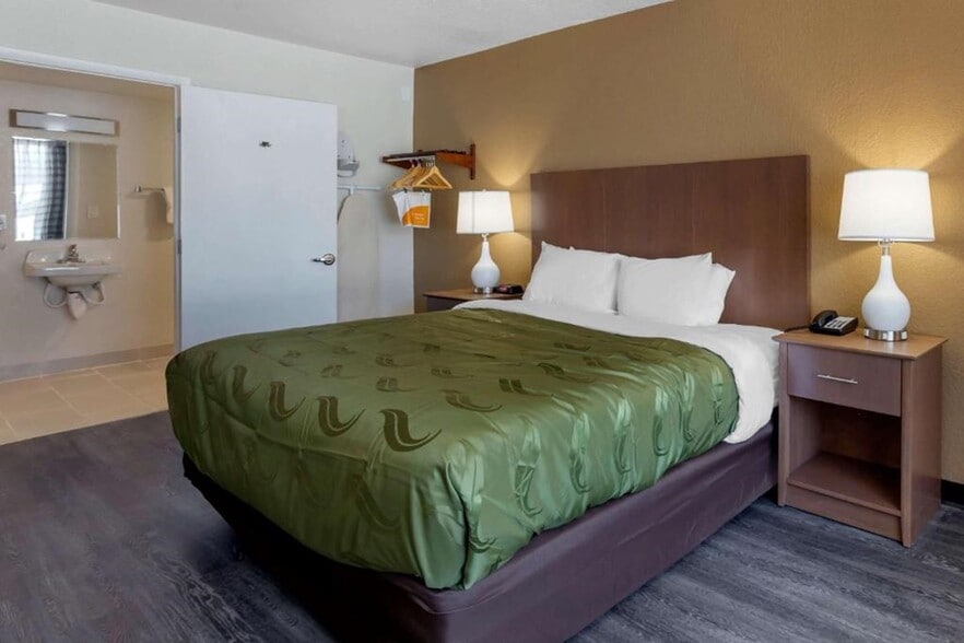 More Photos Of 2595 54th Ave N, Saint Petersburg Hotel For Sale
