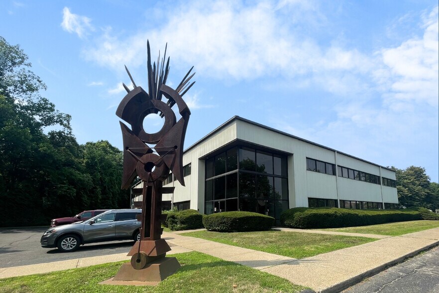 More Photos Of 135 Research Dr, Milford Warehouse For Lease