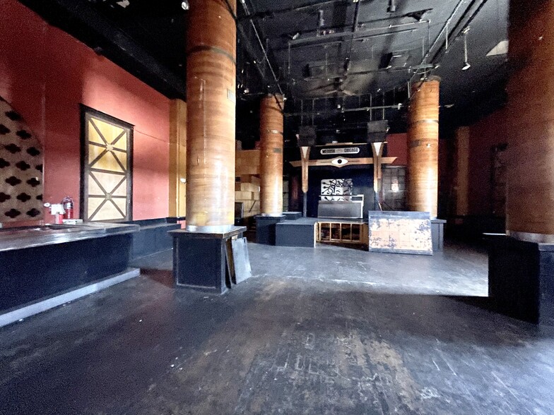 More Photos Of 209-211 E Chicago St, Elgin Bar For Sale