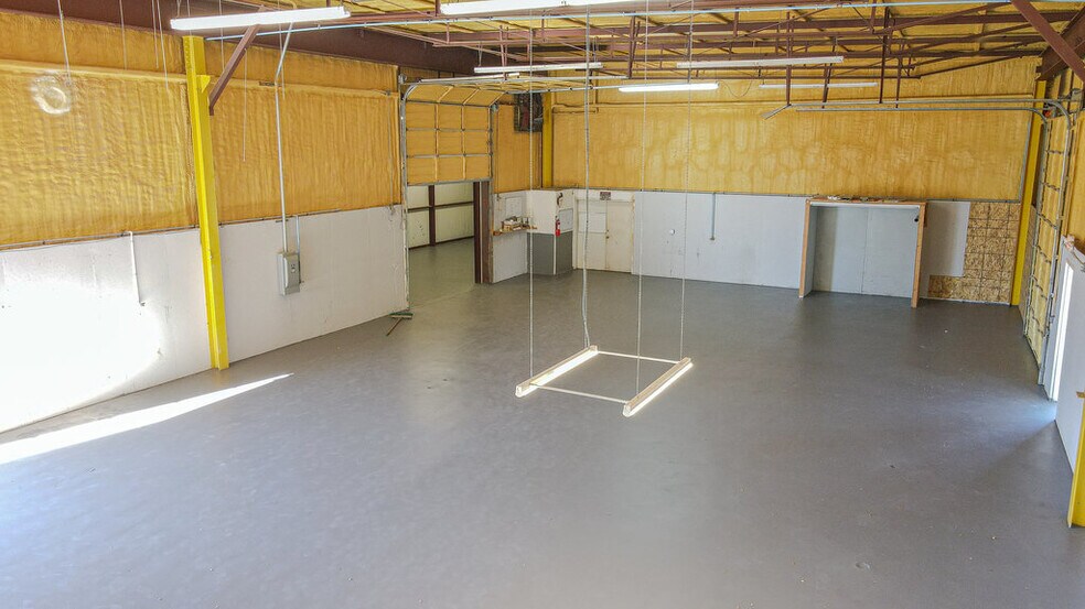 More Photos Of 5206 Beacon Dr, Austin Warehouse For Sale