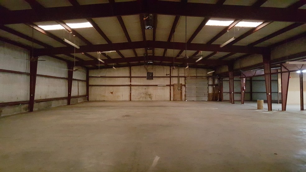 More Photos Of 440 N Broadway St, Joshua Manufacturing For Lease