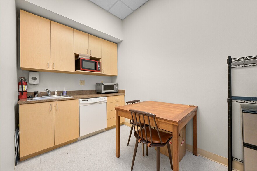 More Photos Of 701 E Holly St, Bellingham Office For Sale