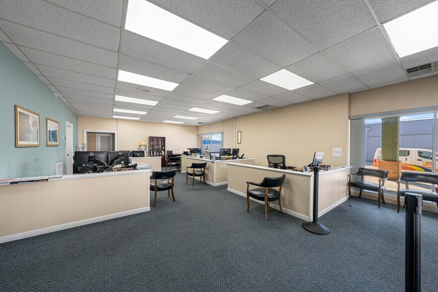 More Photos Of 318 S Green St, Glasgow Office For Sale