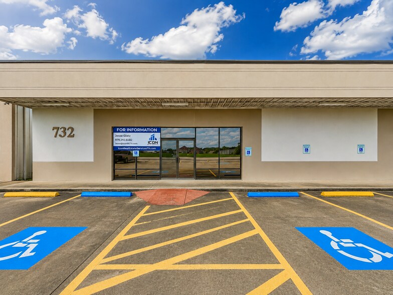 Primary Photo Of 732 S Main St, Clute Service For Lease