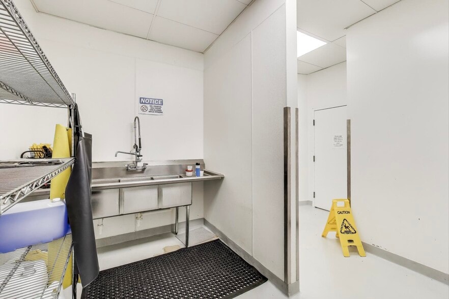 More Photos Of 5511 95th Ave, Kenosha Warehouse For Sale