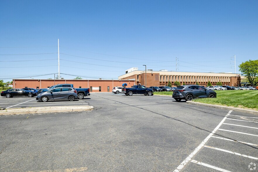 More Photos Of 789 Park Ave, Huntington Office For Lease