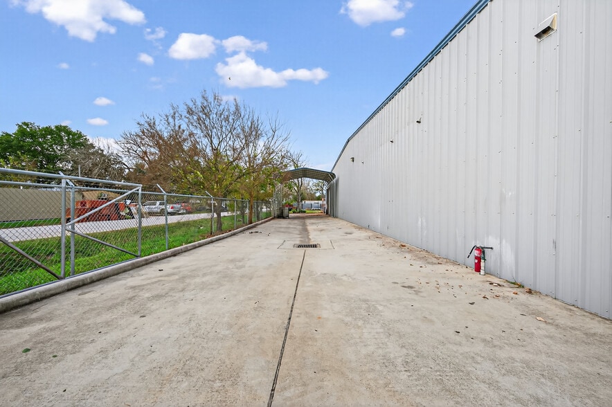 More Photos Of 10038 Grover Ln, Houston Warehouse For Sale