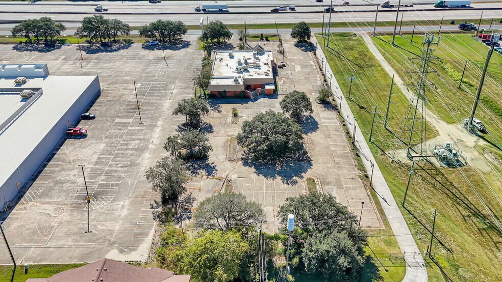 More Photos Of 4717 I-10 Fwy, Baytown General Retail For Sale