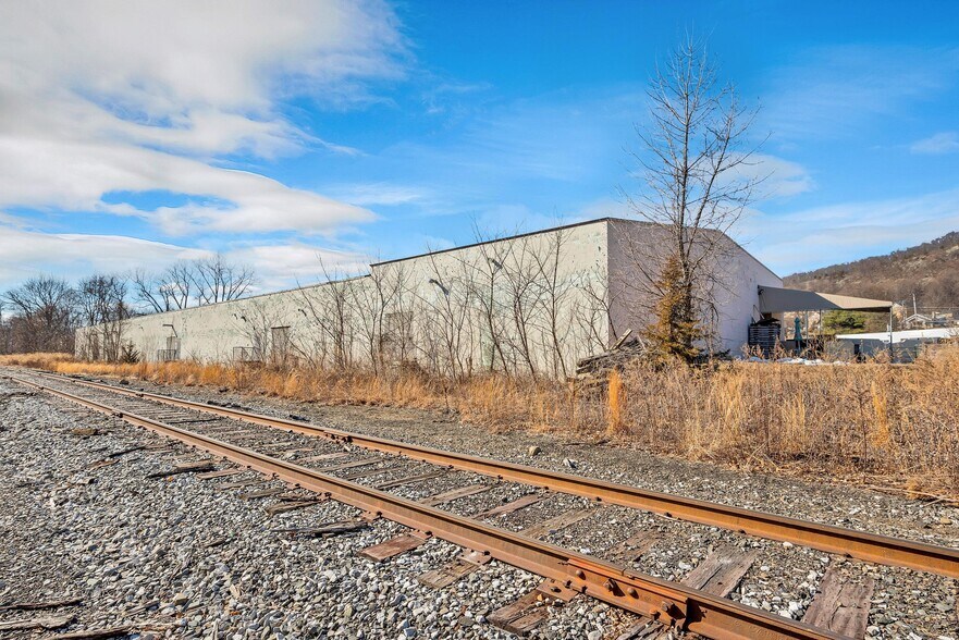 More Photos Of 110 Industrial Rd, New Windsor Township Warehouse For Lease