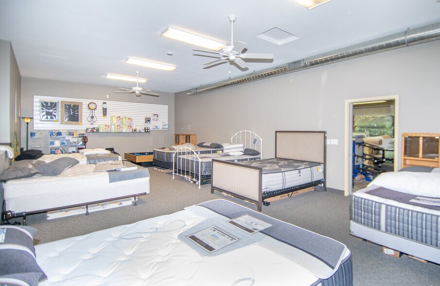 More Photos Of 633 E Main St, Anoka Freestanding For Sale