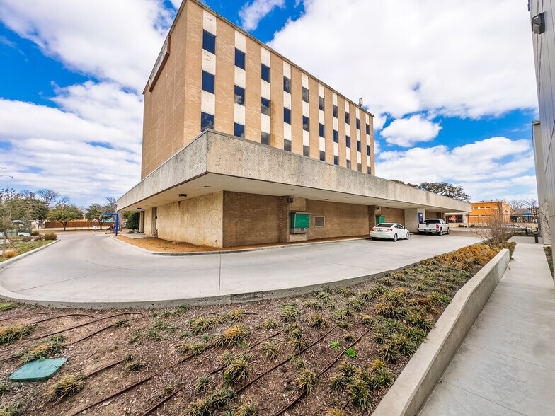 More Photos Of 111 S Garland Ave, Garland Office For Sale