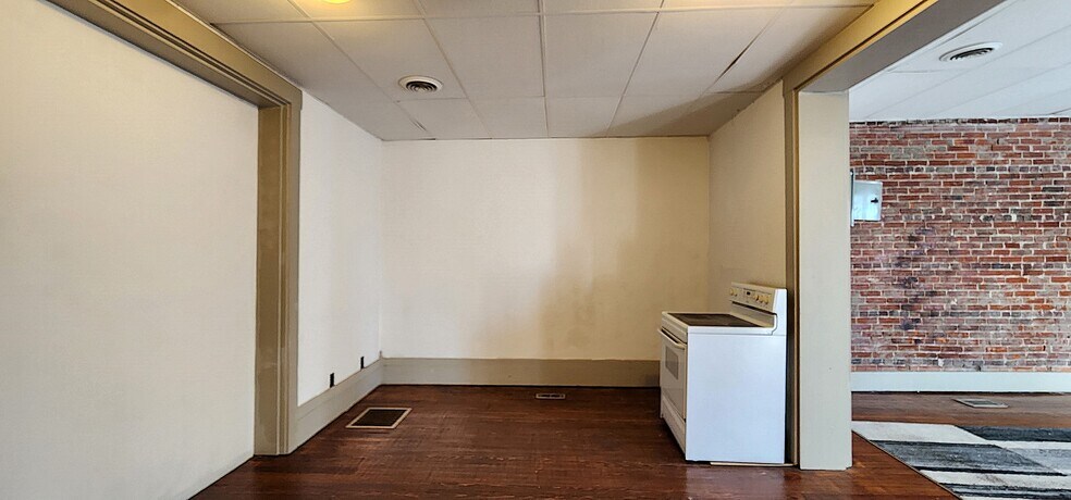 More Photos Of 104 E Main St, Washington Flex For Sale