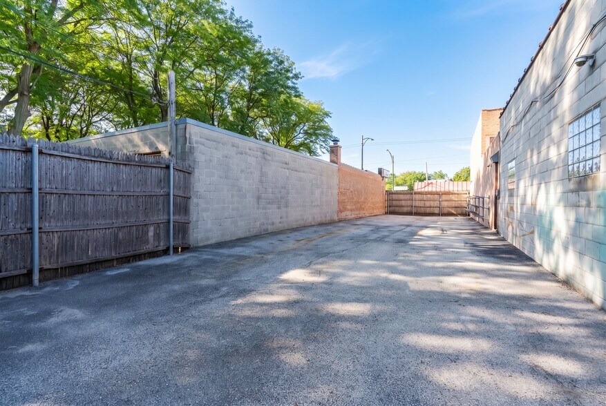 More Photos Of 6135 N Elston Ave, Chicago Office Residential For Sale