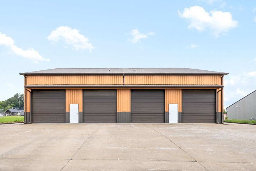 More Photos Of 219 Industrial Dr, Clarksville Warehouse For Lease