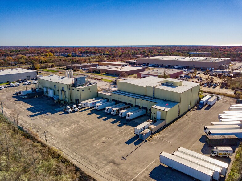 More Photos Of 33 Rajon Rd, Bayport Manufacturing For Lease
